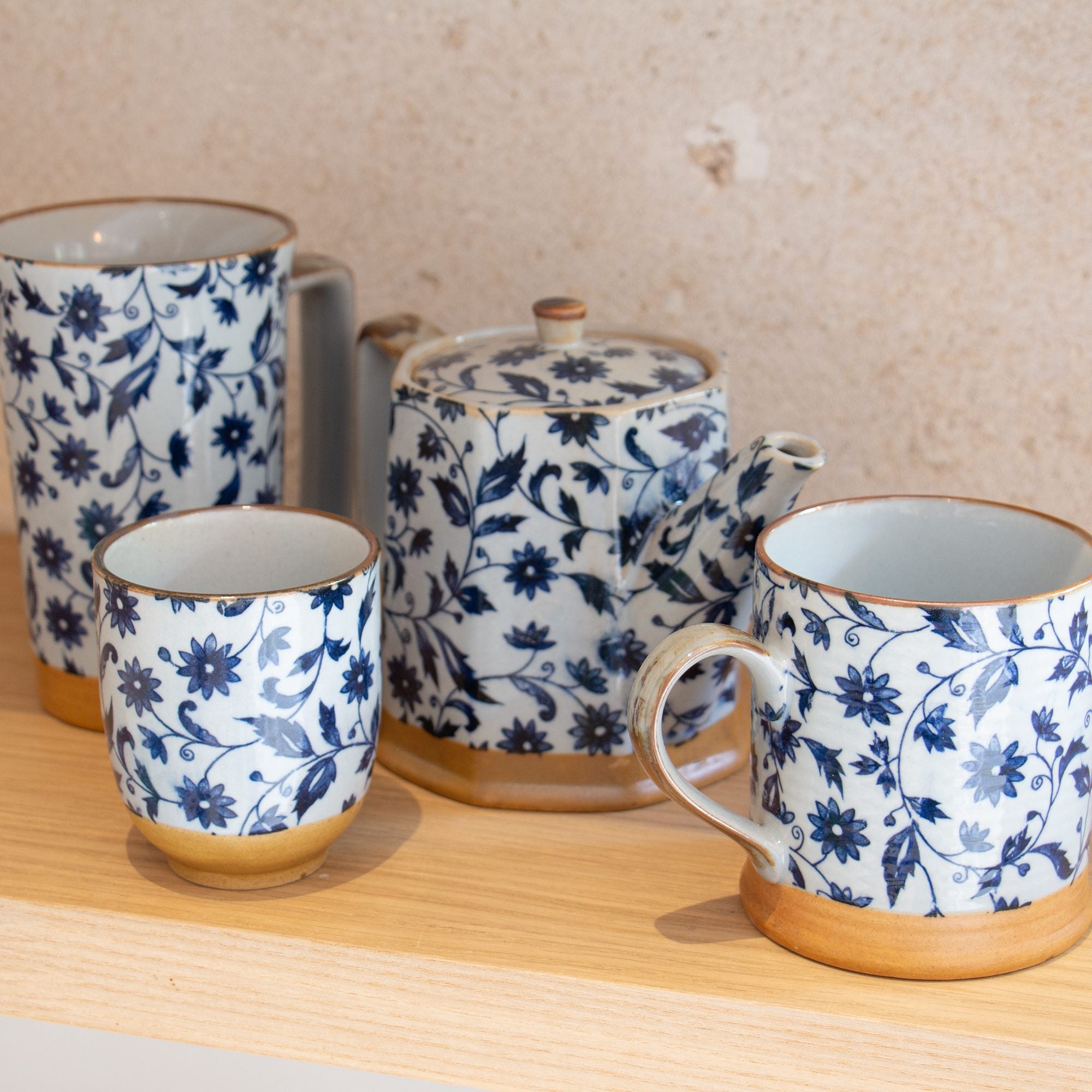 Composition de mugs, tasse et théière japonaises à décor bleu floral